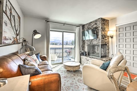 Condo w/ Balcony & Views - Steps to Ski Shuttle! Appartement in Fraser