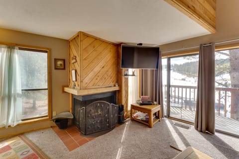 Walk to Lifts: Ski-In/Ski-Out Angel Fire Condo Apartment in Angel Fire