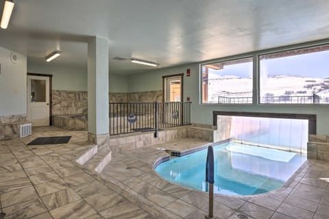 Resort-Style Alpine Escape with Pool & Hot Tub! Condo in Granby