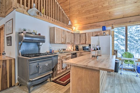 Paradise Cottage: Lake & Trail Access On-Site Casa rural in Whitefish Township
