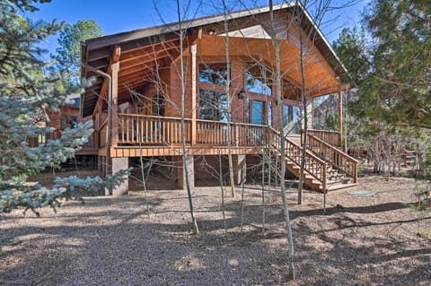 Elegant Cabin Retreat - 1 Mi to Woodland Lake Haus in Pinetop-Lakeside