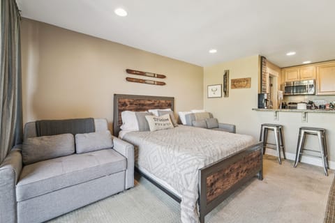 Truckee Studio w/ Balcony & On-Site Skiing! Apartment in Truckee