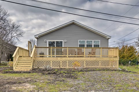 Lakefront Home w/ Deck, Fishing Dock & Canoe! House in Oneida Lake