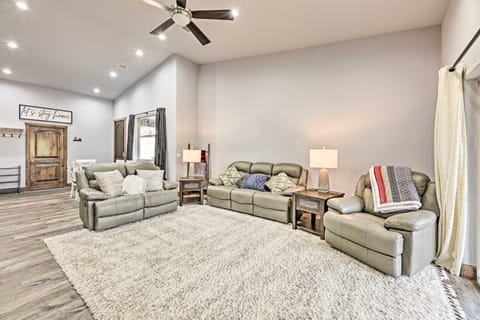 Chic Show Low Townhome w/ BBQ: Dogs Welcome! Appartement in Show Low