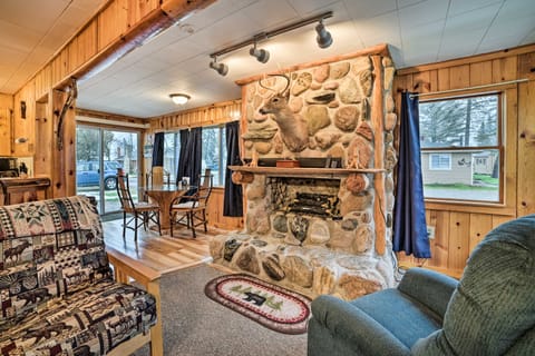 Cozy & Rustic Cottage with Houghton Lake Access! Cottage in Houghton Lake