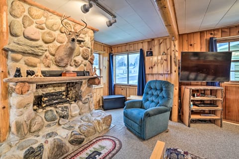 Cozy & Rustic Cottage with Houghton Lake Access! Cottage in Houghton Lake