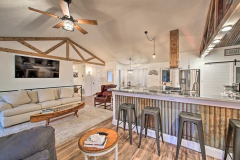 15 Mi to Hot Springs Nat'l Park: Home w/ Fire Pit! House in Arkansas