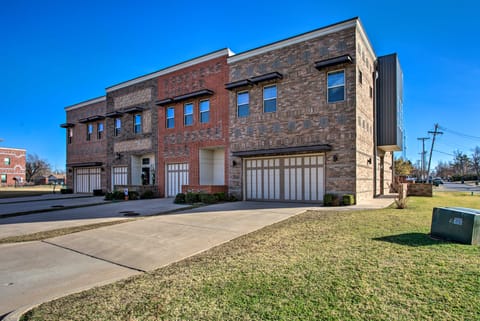 Edmond Oasis w/ Rooftop Lounge: Walk to Dtwn! Condo in Edmond