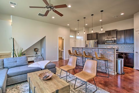 Edmond Oasis w/ Rooftop Lounge: Walk to Dtwn! Wohnung in Edmond