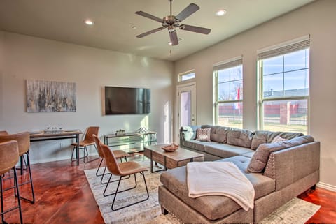 Edmond Oasis w/ Rooftop Lounge: Walk to Dtwn! Wohnung in Edmond