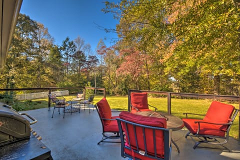 Mod 'Stable House' on 10 Acres, Walk to Lake! Maison in Lake Lanier