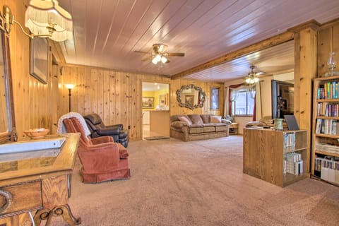 Cozy Home w/ Hot Tub: Half Mi to Salmon River! Casa in Salmon