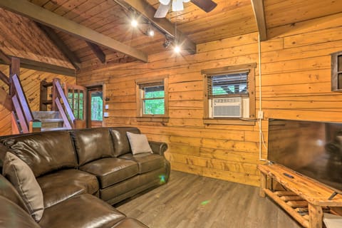 Pocono Log Cabin: Fireplace, Fire Pits & Amenities House in Coolbaugh Township