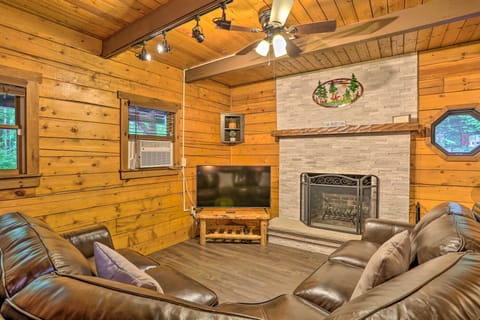 Pocono Log Cabin: Fireplace, Fire Pits & Amenities House in Coolbaugh Township