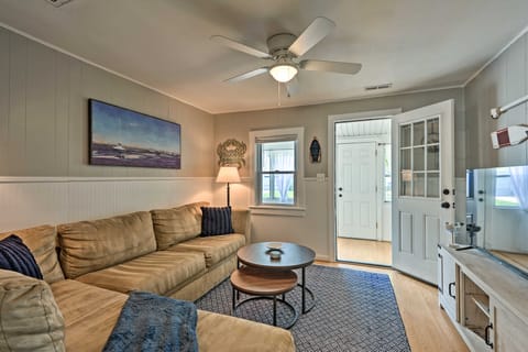 'The Blue Crab Cottage' - 3 Blocks From The Beach! Cottage in Colonial Beach