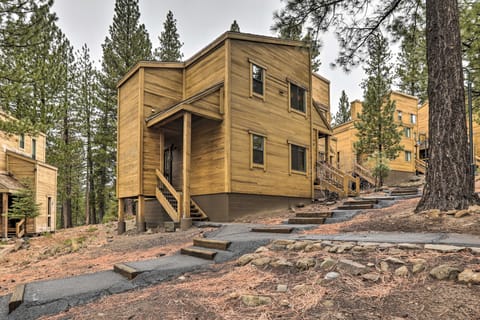 Truckee Home w/ 2 Balconies < 1 Mi to Skiing! Apartment in Northstar Drive