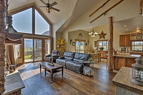 Luxe Group Getaway in Granby: Golf, Ski, Hike! Maison in Granby