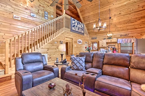 'Star Lite' Cabin: Hot Tub, Deck & Pool Table House in Sevierville