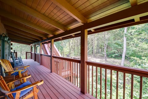 'Star Lite' Cabin: Hot Tub, Deck & Pool Table House in Sevierville