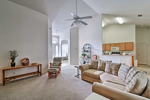Bright Spring Hill Home - 10 Mins to Weeki Wachee! Haus in Spring Hill