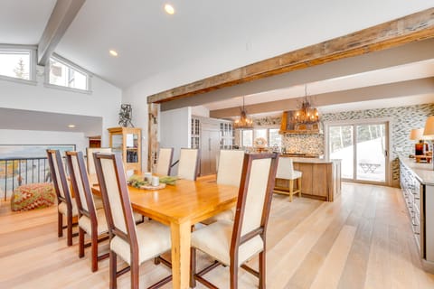 Vail Mountain Retreat w/ Hot Tub & Deck! House in Vail