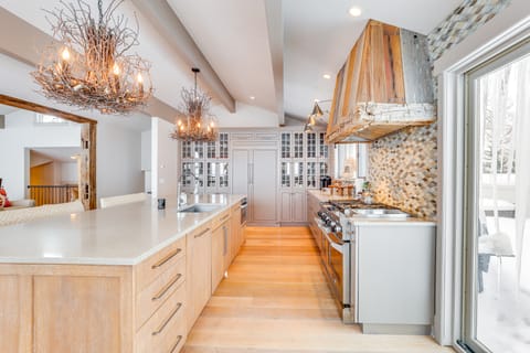 Vail Mountain Retreat w/ Hot Tub & Deck! House in Vail