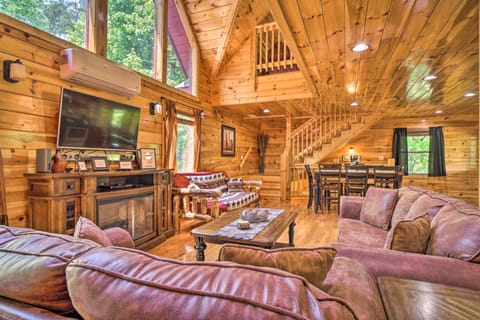 Luxe Cabin w/ Sauna, Saltwater Pool, & Mtn Views! Casa in Pigeon Forge