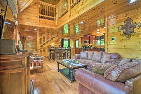 Luxe Cabin w/ Sauna, Saltwater Pool, & Mtn Views! Casa in Pigeon Forge