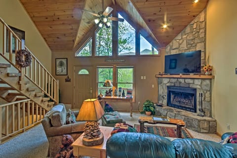 Spacious Maggie Valley Cabin w/ Hot Tub & MTN View House in Maggie Valley