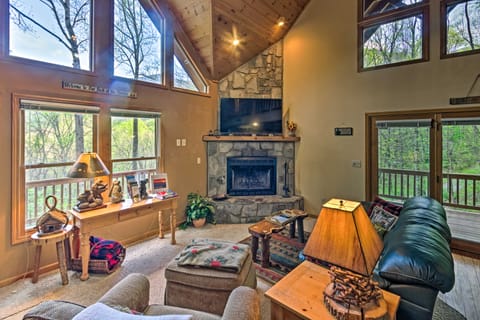 Spacious Maggie Valley Cabin w/ Hot Tub & MTN View House in Maggie Valley