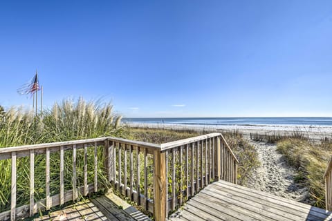 Newly Renovated Oceanfront Studio w/ Beach Access Apartment in Myrtle Beach