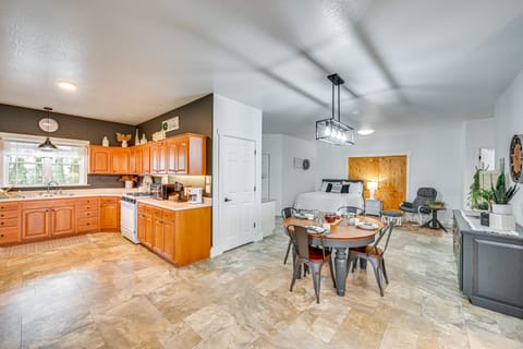 Shipshewana Guest House with Fire Pit! House in Indiana