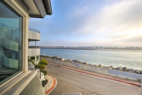 Chic Bay View Condo < 10 Miles to Dtwn San Diego! Copropriété in Mission Beach