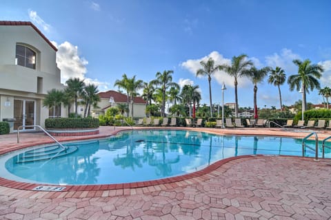 Modern Isla Del Sol Condo: Walk to St. Pete Beach! Apartment in Isla del Sol