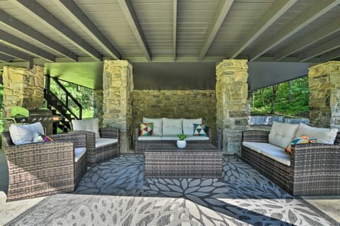 ‘Creekside Chalet’ with Deck < 7 Miles to Ski! House in Maggie Valley