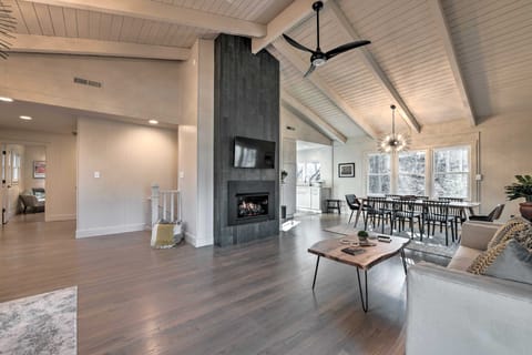 ‘Creekside Chalet’ with Deck < 7 Miles to Ski! House in Maggie Valley