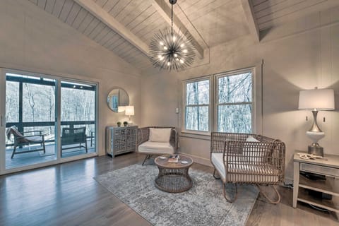 ‘Creekside Chalet’ with Deck < 7 Miles to Ski! House in Maggie Valley