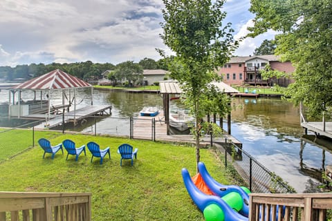 Lakefront Home w/ Outdoor Living, Kayaks + Dock! Casa in Piney