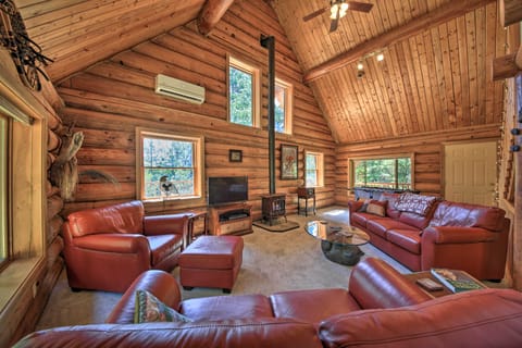 Large Cabin w/ Fire Pit + Grill on 34 Acres! House in Sagle