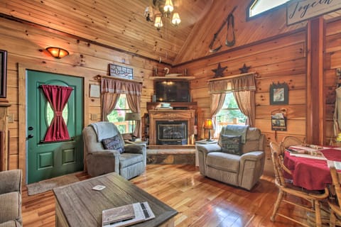 ‘Lakewood Lodge’ Escape w/ Fire Pit & Lake Access! House in Claytor Lake