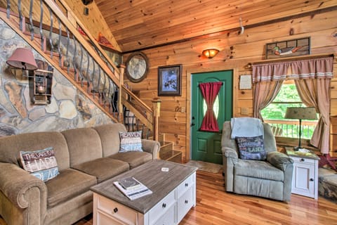 ‘Lakewood Lodge’ Escape w/ Fire Pit & Lake Access! Haus in Claytor Lake