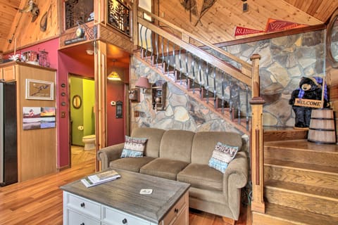 ‘Lakewood Lodge’ Escape w/ Fire Pit & Lake Access! Haus in Claytor Lake