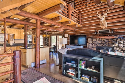 Classic Colorado Log Home w/ Mountain Views! Maison in Florissant