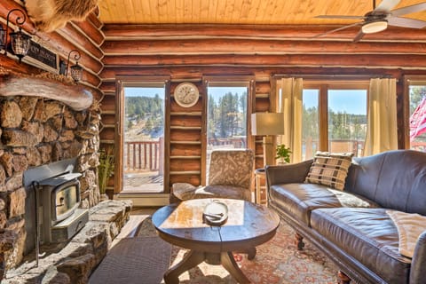 Classic Colorado Log Home w/ Mountain Views! Casa in Florissant