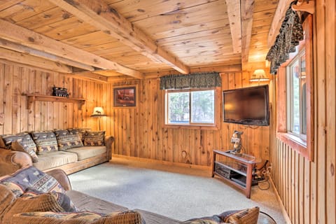 Whitewood Cabin: Deck, Gas Grill & Hot Tub! House in North Lawrence
