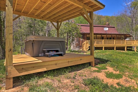 Waynesville Cabin w/ Grill, Fire Pit, & Hot Tub! Haus in East Fork