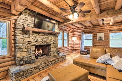 Waynesville Cabin w/ Grill, Fire Pit, & Hot Tub! Casa in East Fork