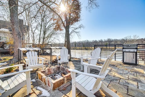 'Fish House' w/ Deck, Fire Pit & River Views House in Arkansas