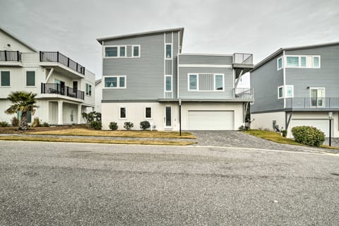 Beach Retreat w/ Rooftop Deck, Walk to Beach! House in Inlet Beach