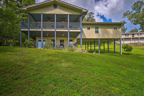 Caryville Home w/ Dock, Steps to Norris Lake! Casa in Caryville